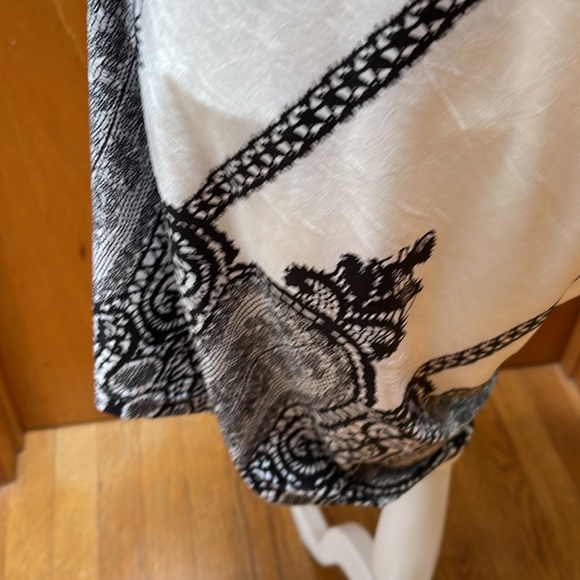 Kanvas asymmetrical bodycon dress. Size large - Picture 4 of 6